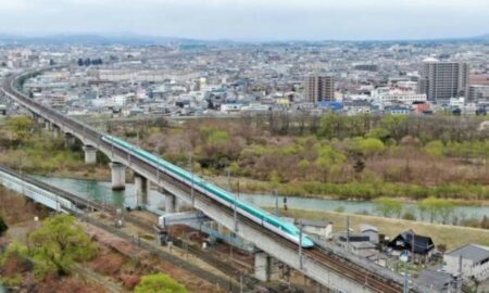 東北新幹線はやぶさ・こまちが車両分離で停車　上野ー大宮間